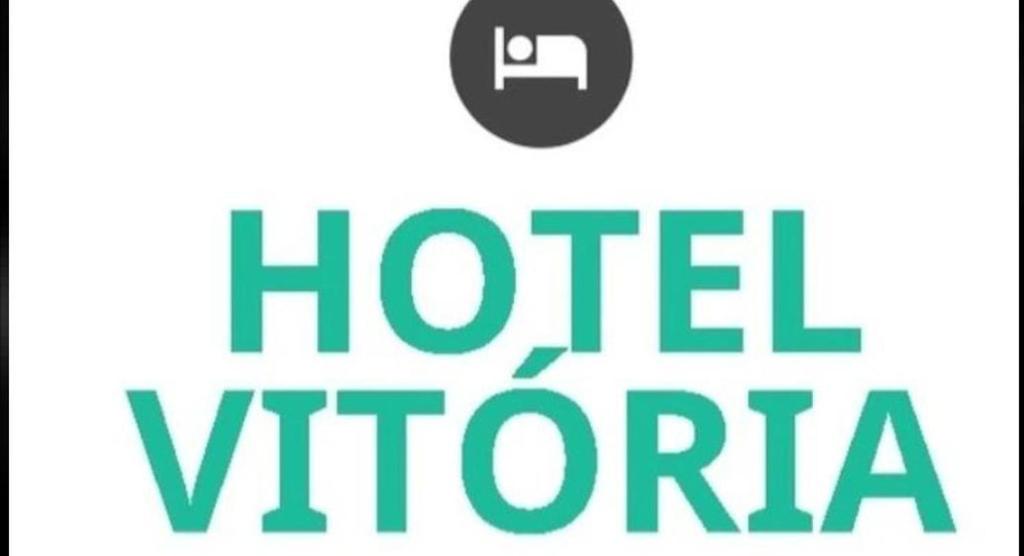 AndradinaHotel Vitoria Andradina的绿色的标牌