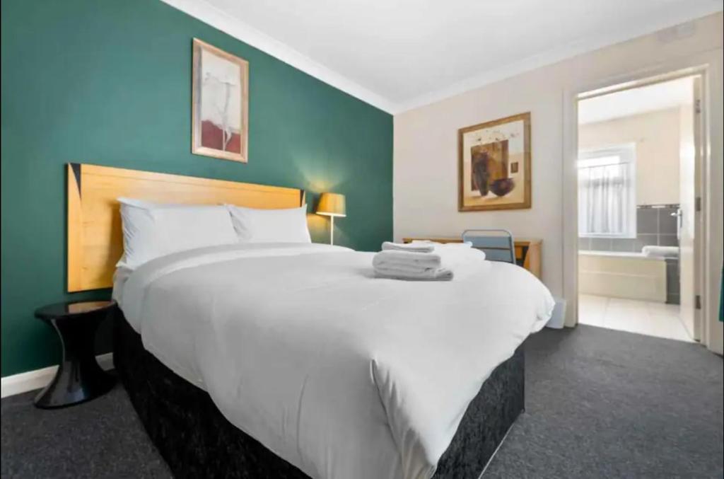 卡迪夫Ensuite Room in Cardiff City Centre的配有浴室的客房内一张大白色的床