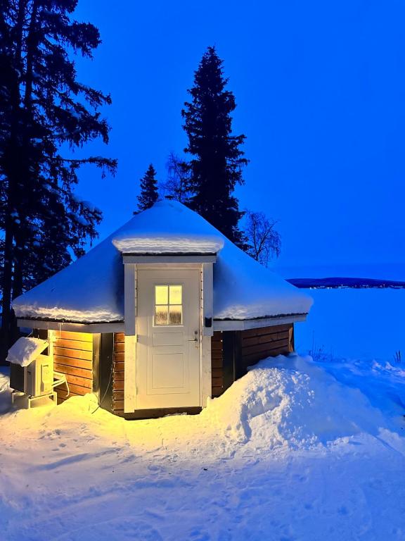 基律纳Northernlight cabin 2的夜晚雪地里的小棚子