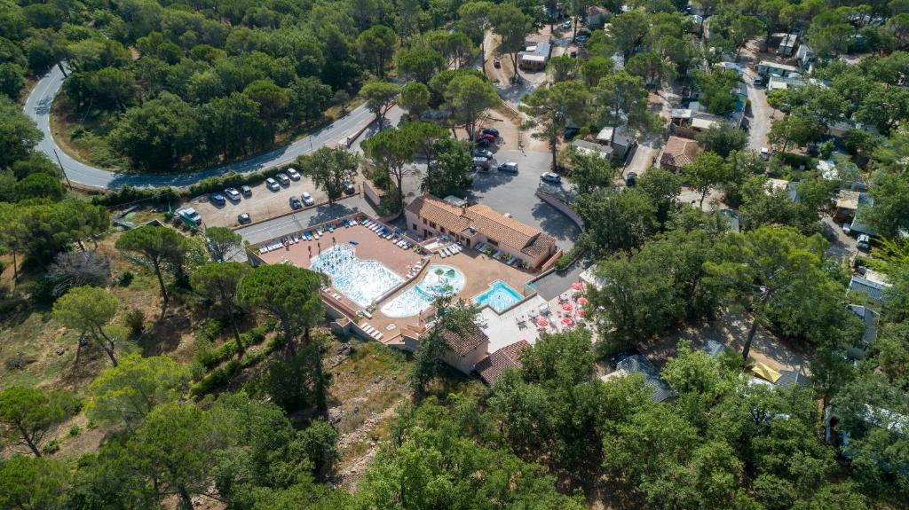 法扬斯露营区酒店的享有度假村游泳池的顶部景致