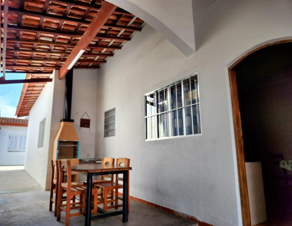 伯迪亚哥Casa no Centro 600m da Praia的一间带桌椅和窗户的用餐室