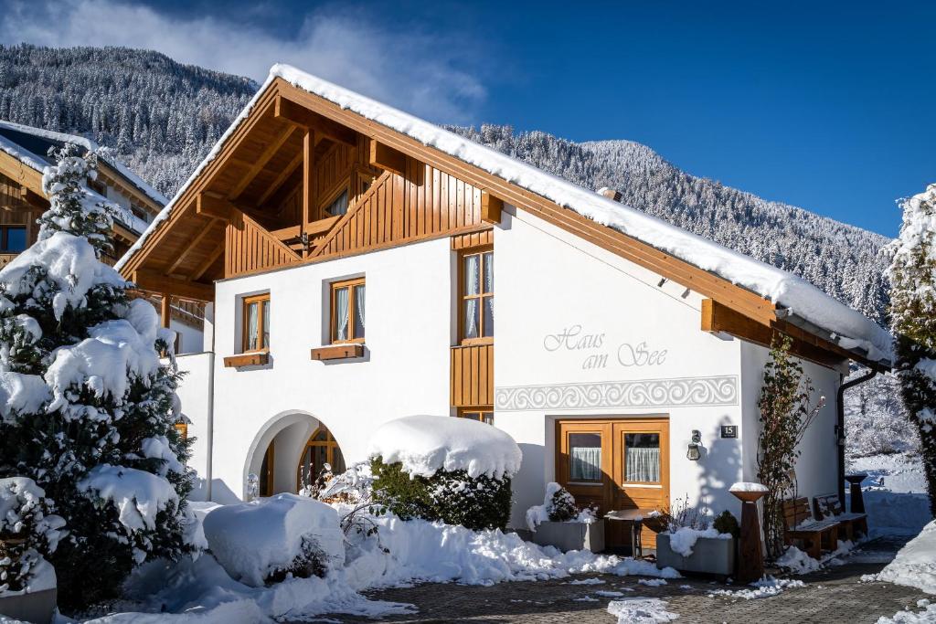 拉迪斯Ferienhaus am Burgsee的山中积雪覆盖的房子