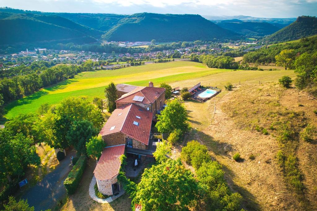 马西亚克la Ferme de Vazerat的山丘上房屋的空中景致