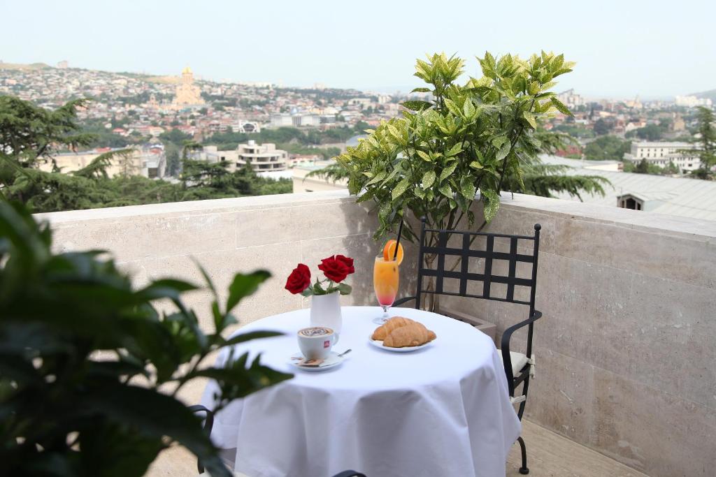 第比利斯柑橘酒店的一张桌子上放着白色桌布和鲜花