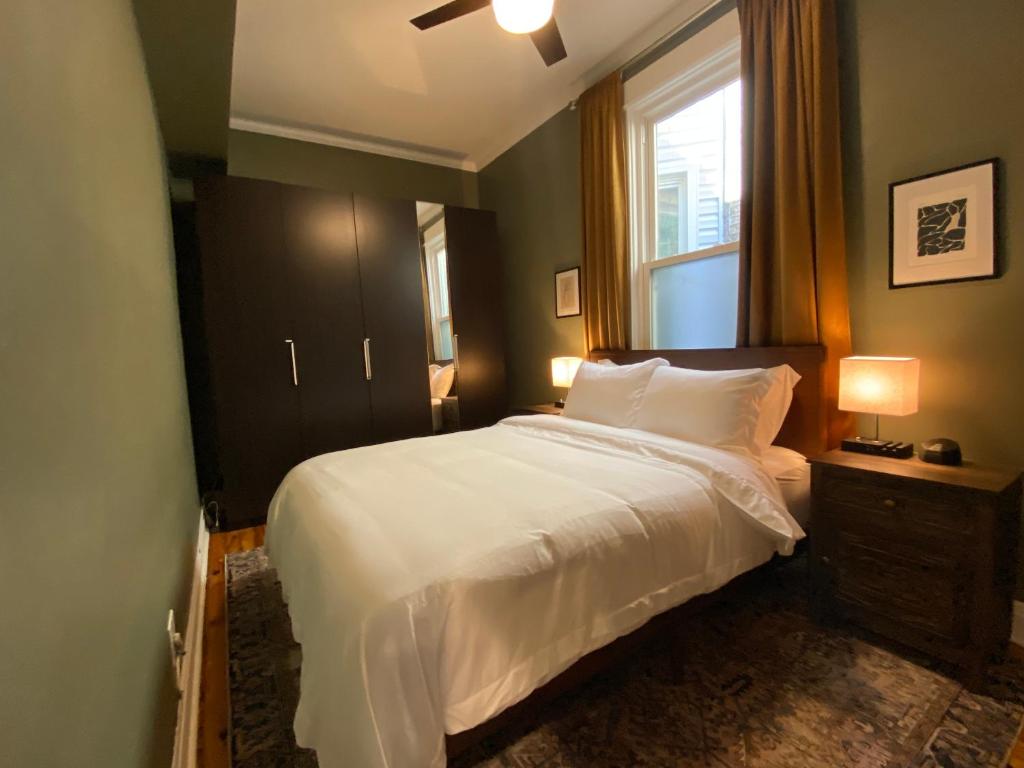 芝加哥Elegant Hideaway in the Heart of Andersonville的卧室配有白色的床和窗户。