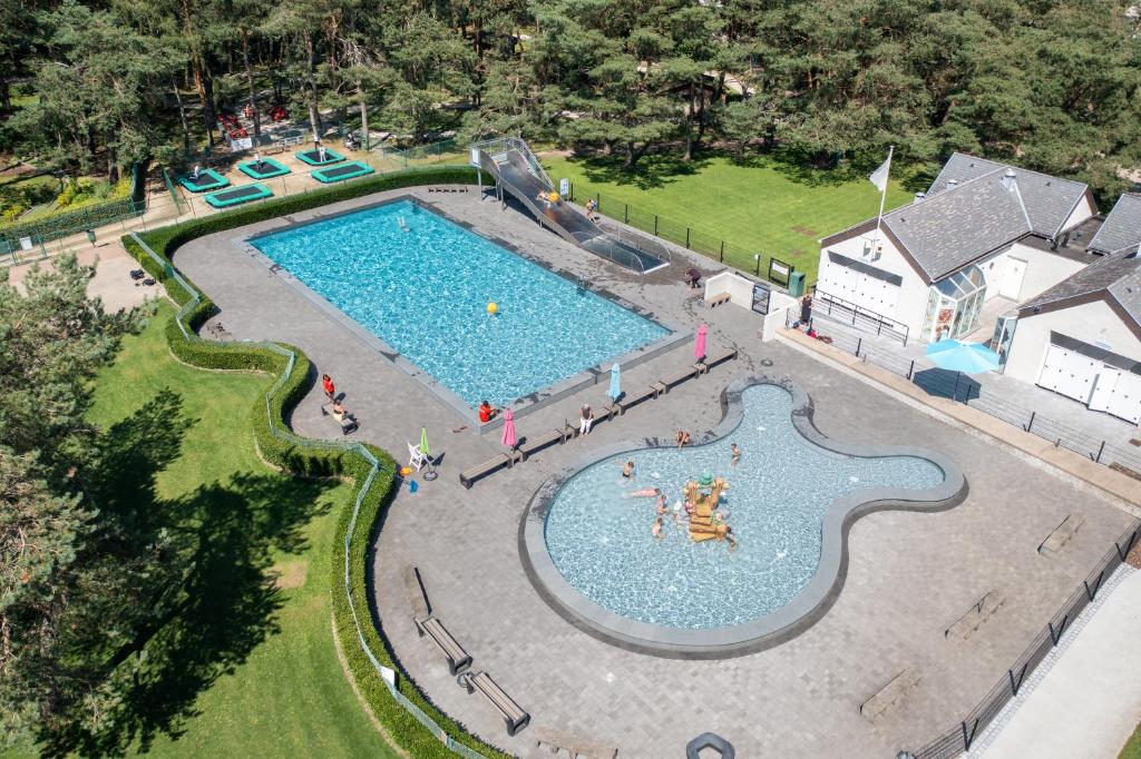 BalenRecreatie- en Natuurpark Keiheuvel的大型游泳池的顶部景色
