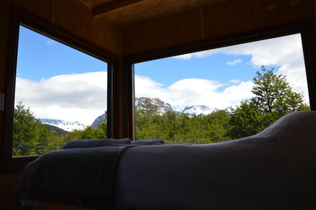 厄尔查尔坦Cerro Electrico - Off The Grid Tiny Houses的卧室窗户享有山景。
