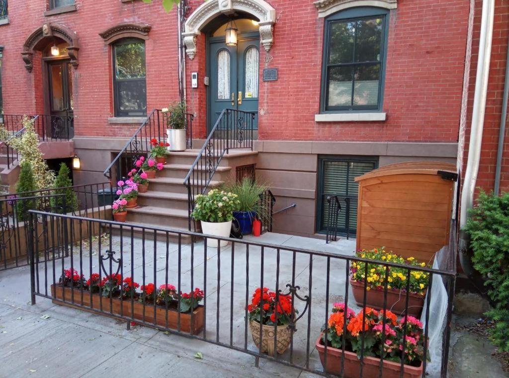 泽西市Historic 1869 Brownstone 15 min to NYC downtown的 ⁇ 上花盆的房子