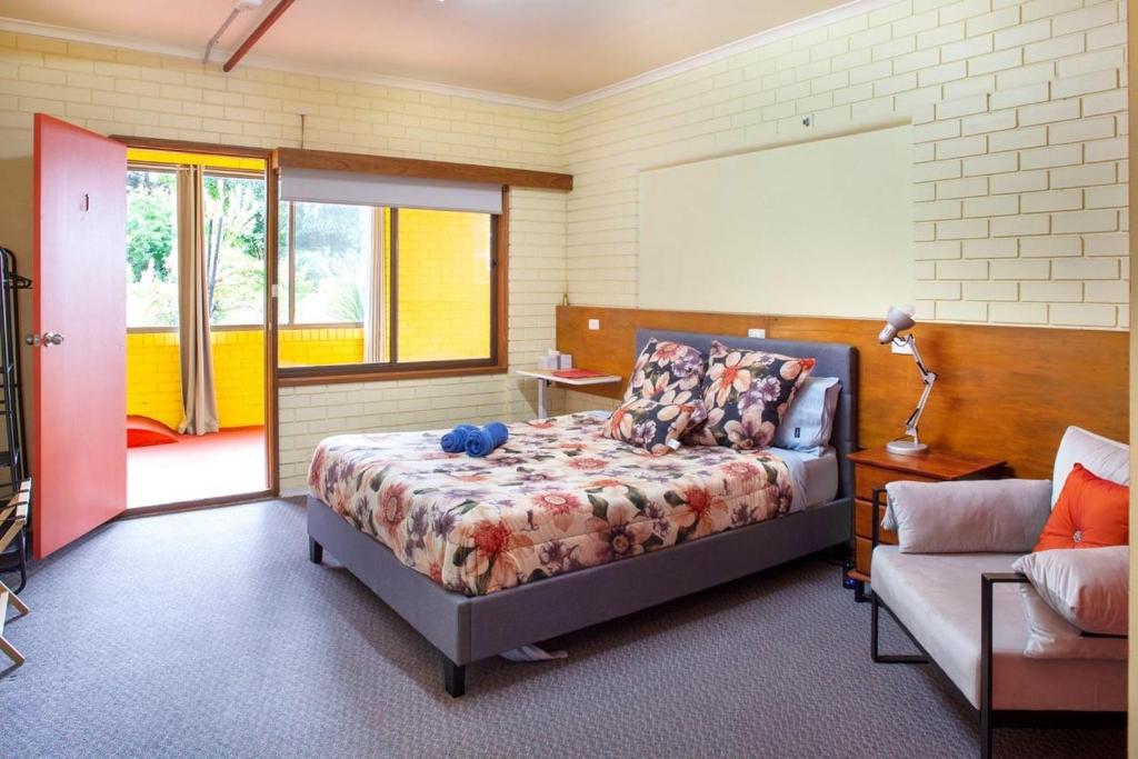 SilvanTreetops Silvan Valley Lodge - suite 1的一间卧室配有一张床和一张沙发