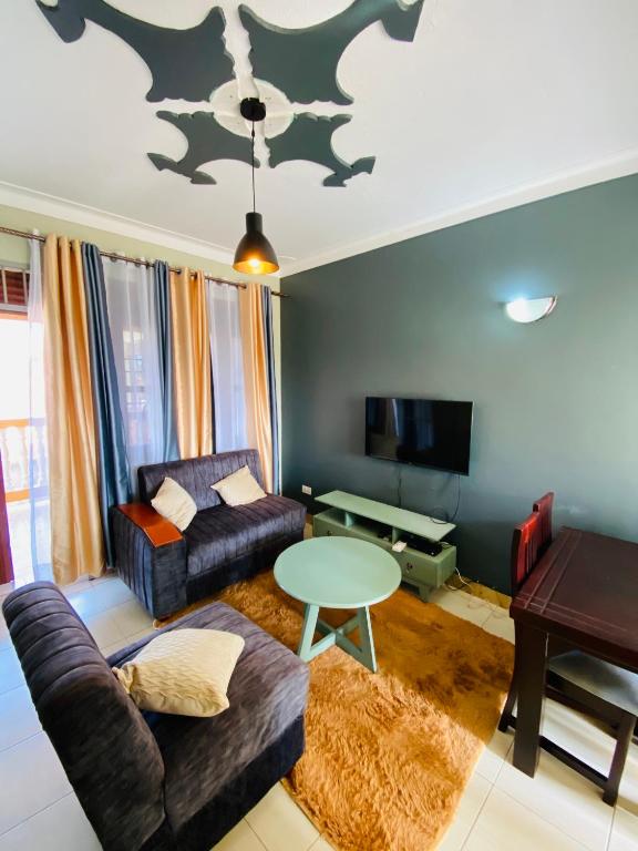 WakisoKamel Furnished Apartments!的客厅配有沙发和桌子
