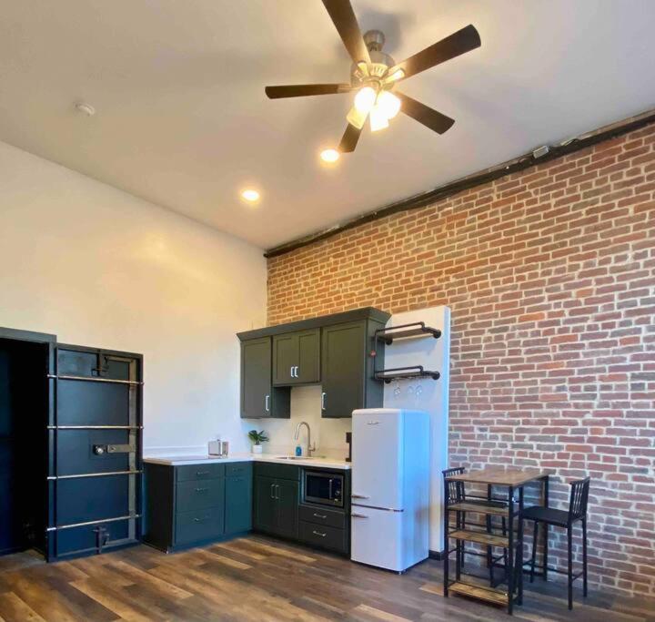 威廉波特Downtown Studio Apartment的厨房配有绿色橱柜和吊扇
