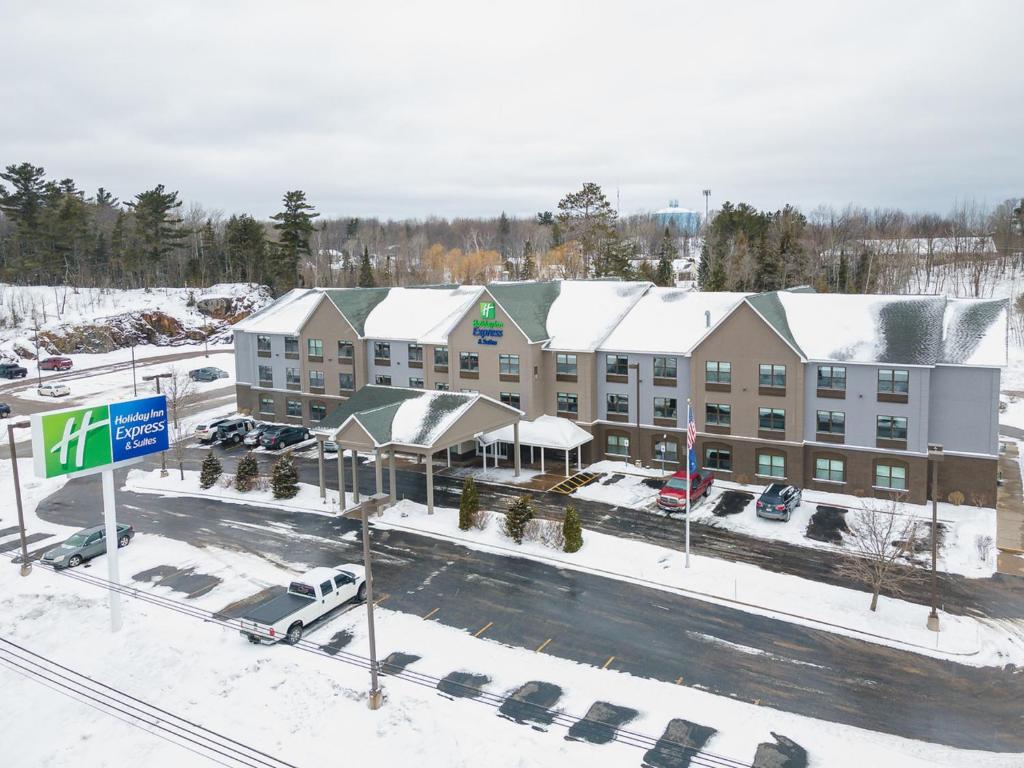 马凯特Holiday Inn Express & Suites Marquette, an IHG Hotel的雪中酒店空中景观