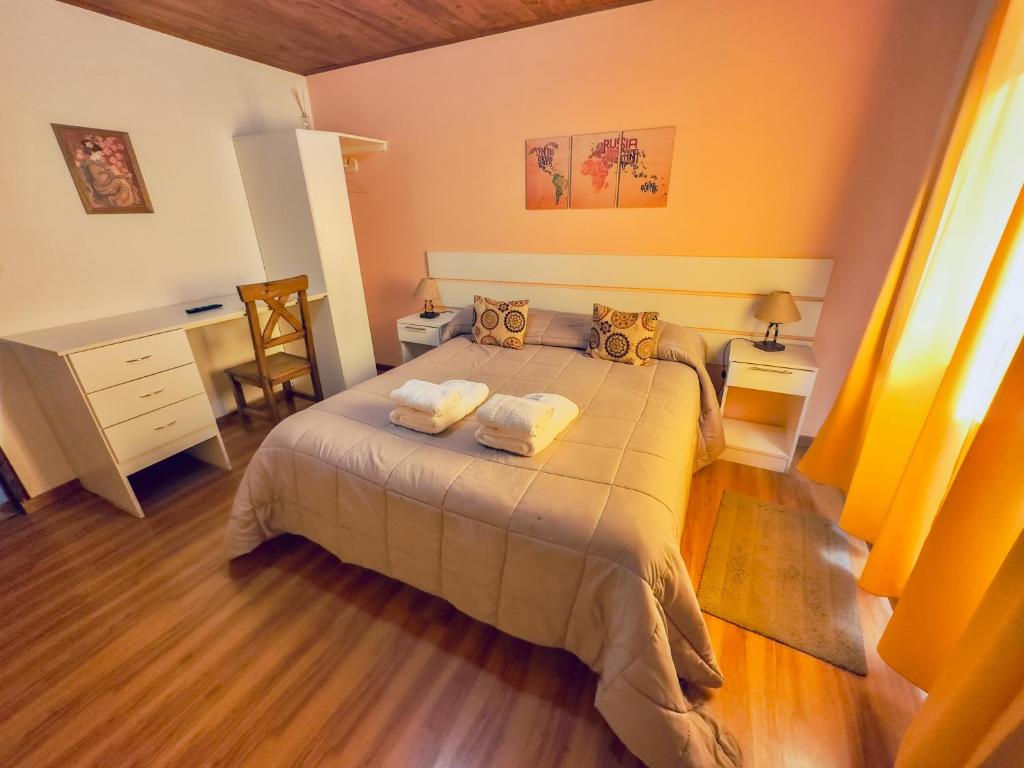 马拉圭阿尔苏尔公寓的一间卧室配有一张床,上面有两条毛巾