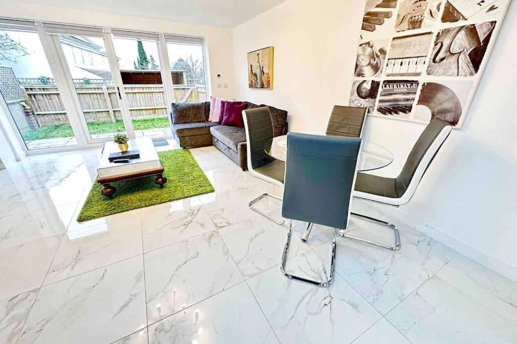 牛津Paradigm House, Stunning 2-Bedroom Apartment 1, free Parking, Oxford的客厅配有沙发和桌子