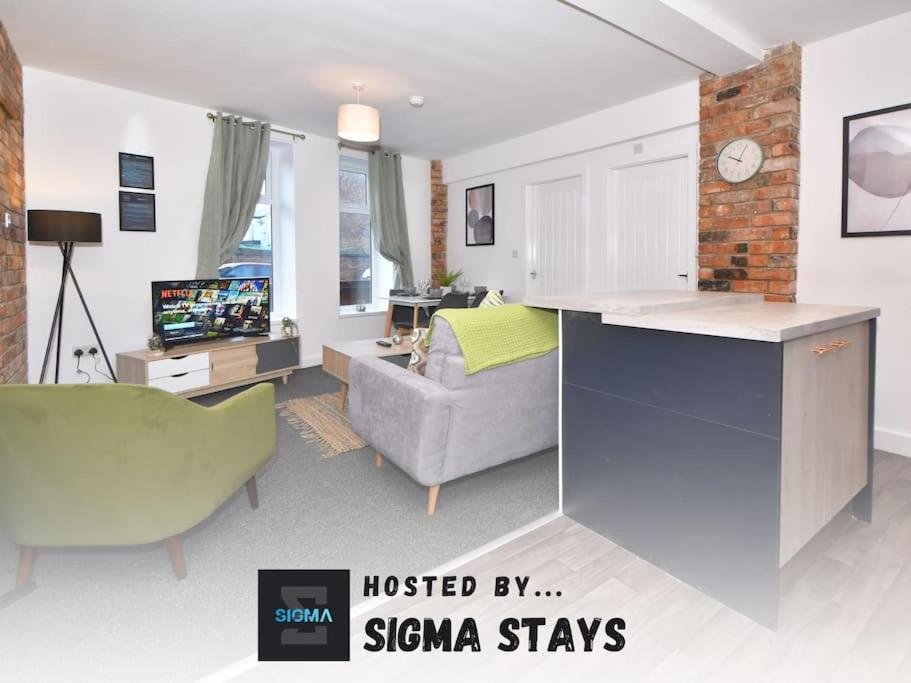 克鲁Lyndale House - By Sigma Stays的一间带厨房的客厅和一间带沙发的客厅