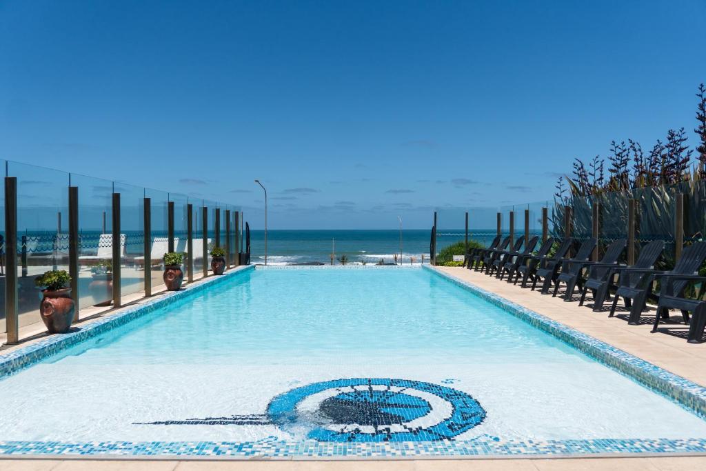 马德普拉塔Hotel AATRAC的拥有海龟设计的游泳池