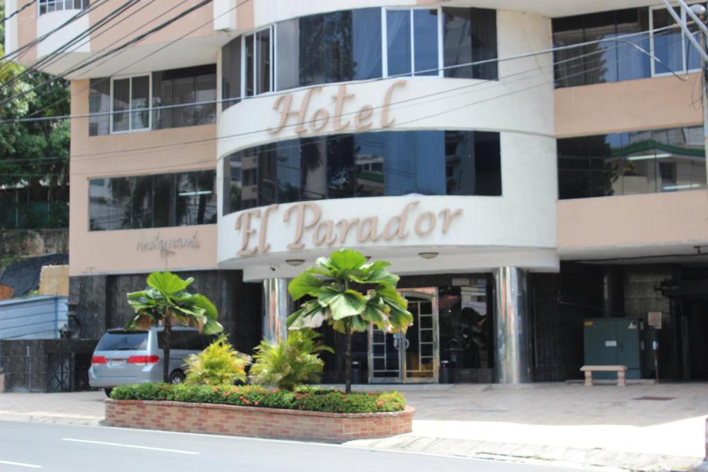 巴拿马城帕拉多尔酒店的一家酒店 建筑的一侧有深奥的标志