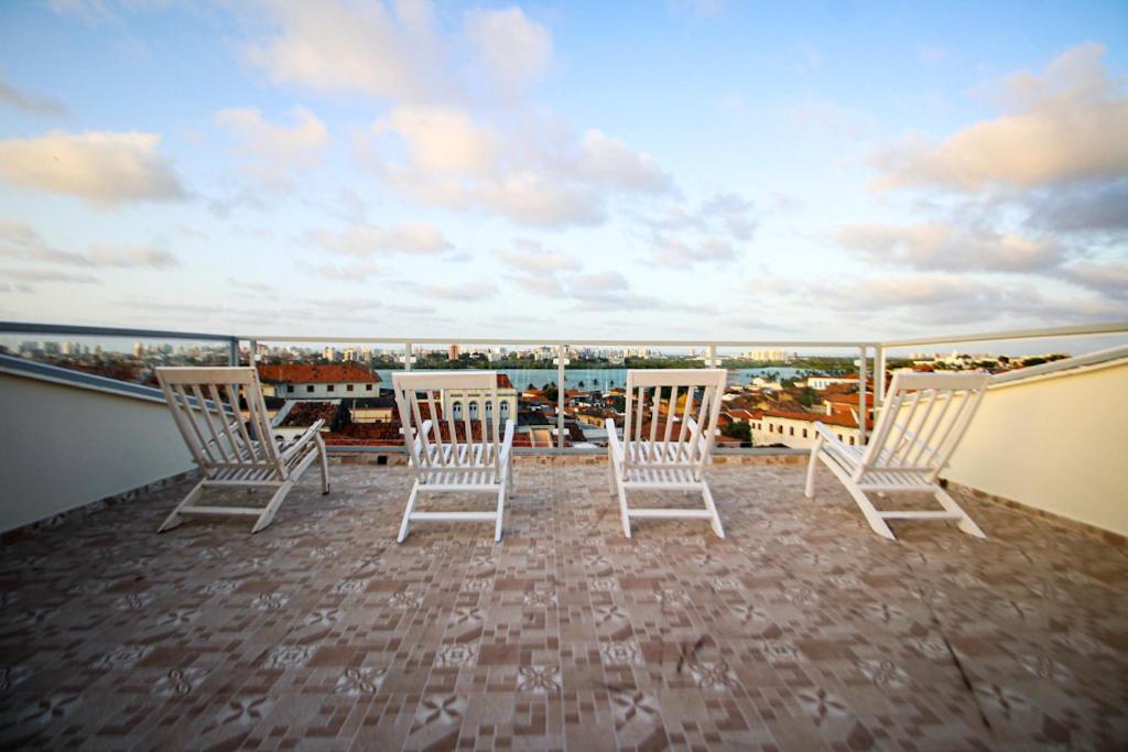 圣路易斯Hotel e Hostel da Fonte的一组椅子坐在阳台顶