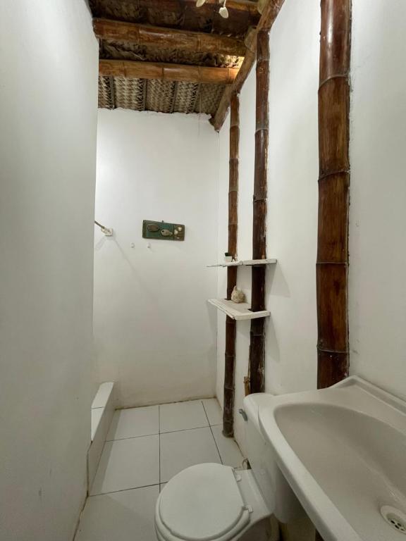 曼克拉Naif habitaciones的浴室配有卫生间、盥洗盆和浴缸。