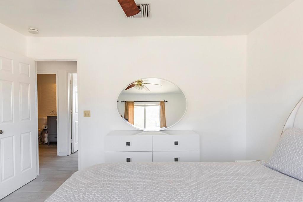 Electroliquid&#39;s Casa Pueblo Joshua Tree客房内的一张或多张床位
