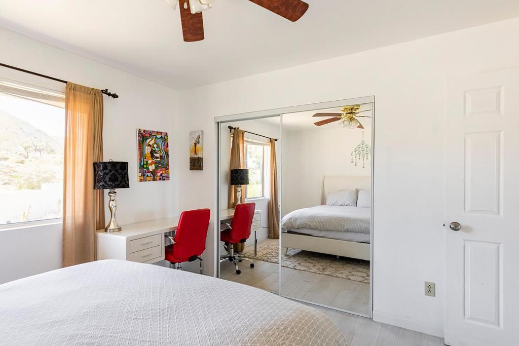 Electroliquid&#39;s Casa Pueblo Joshua Tree客房内的一张或多张床位