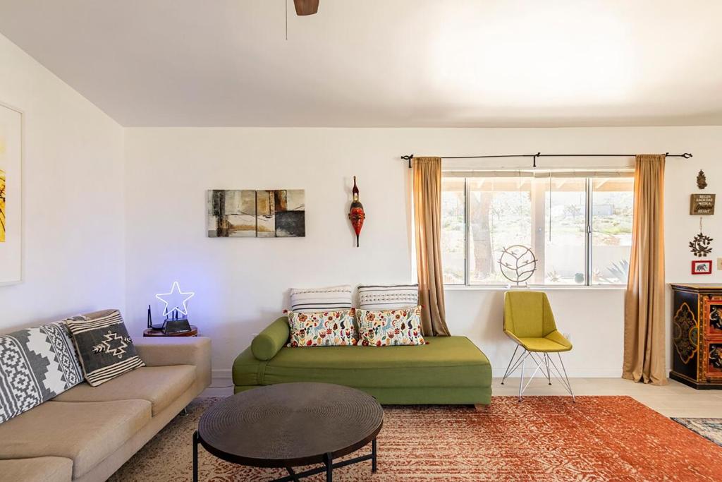 Electroliquid&#39;s Casa Pueblo Joshua Tree的休息区