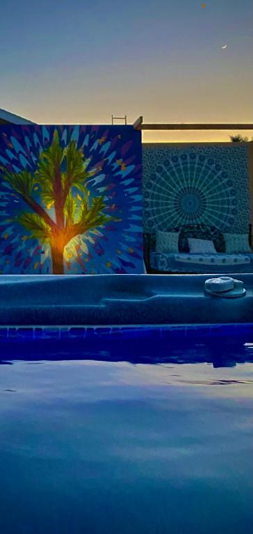 Electroliquid&#39;s Casa Pueblo Joshua Tree内部或周边的泳池
