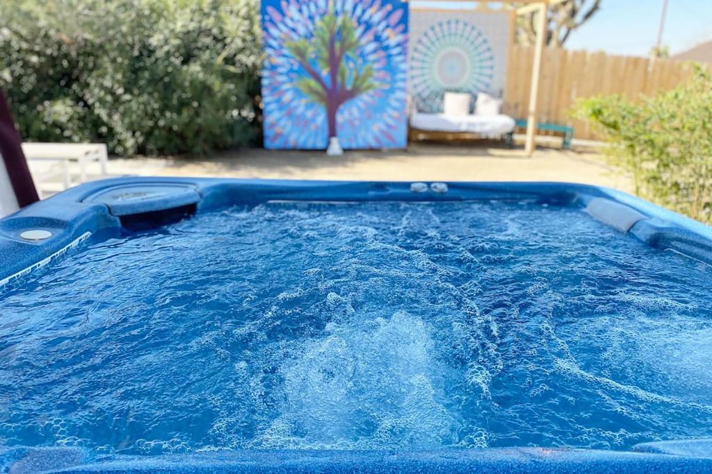 Electroliquid&#39;s Casa Pueblo Joshua Tree内部或周边的泳池