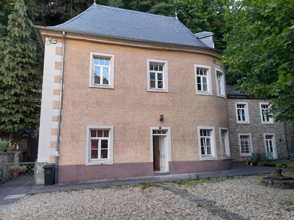 卢森堡Superbe logement à proximité du centre et du Kirchberg的一座带白色窗户和门的老砖屋