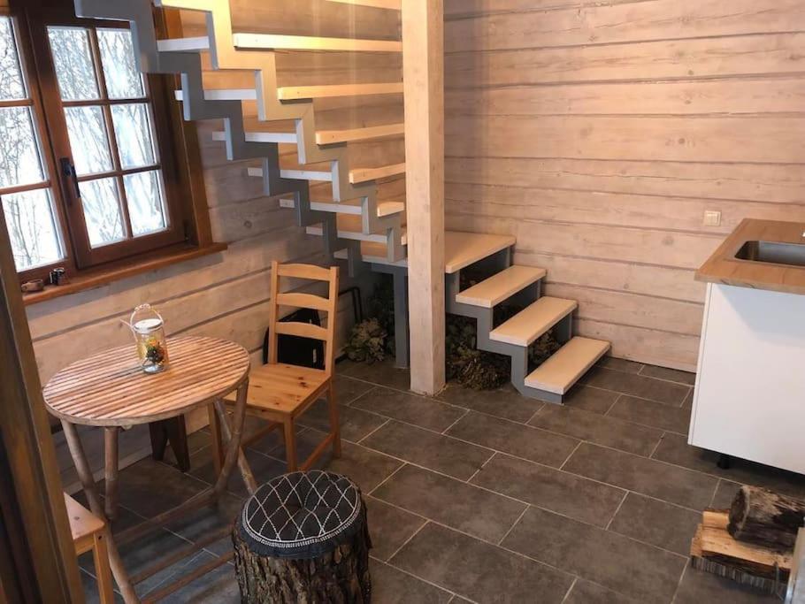 MiežoniaiLiepų pirtis的楼梯,房间带桌子和桌子
