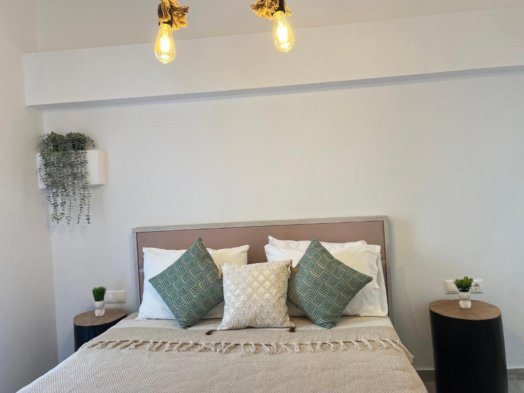 纳克索乔拉Aleria Central Apartment 2的一间卧室配有带枕头和灯的床