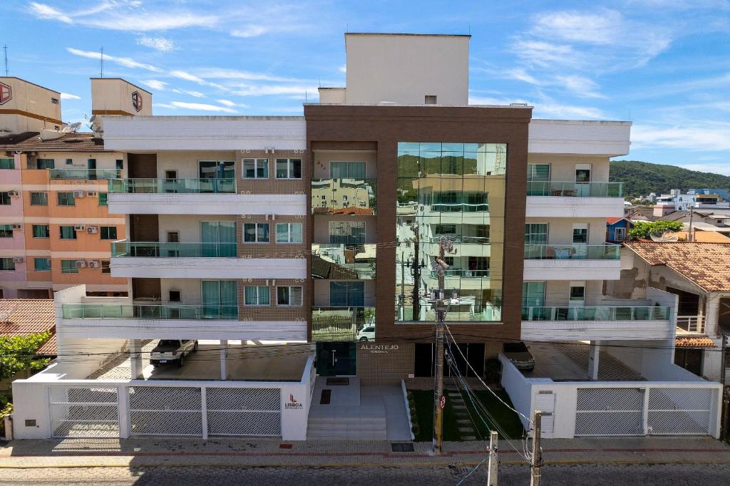 邦巴斯Aluguel Apartamento 2 Suítes em Bombas的旁边带阳台的建筑
