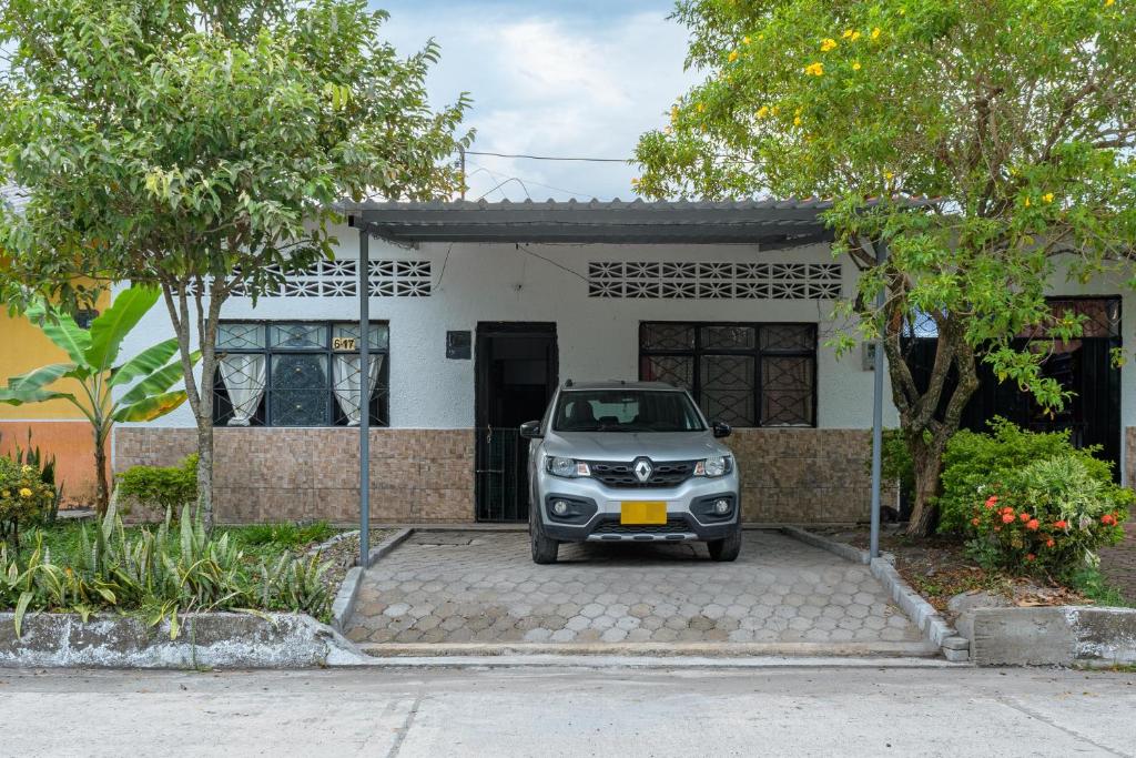 马里基塔La Casa de Doña María的停在房子前面的小汽车