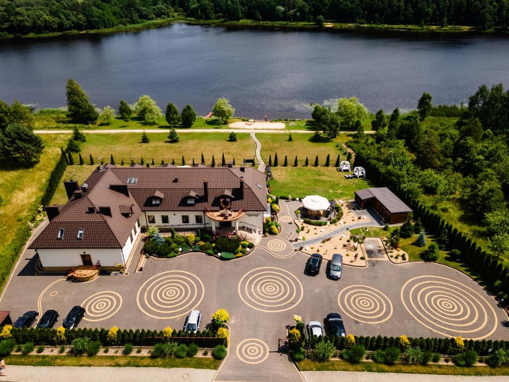 SuchedniówHotel Magnat的享有湖景豪宅的空中景致
