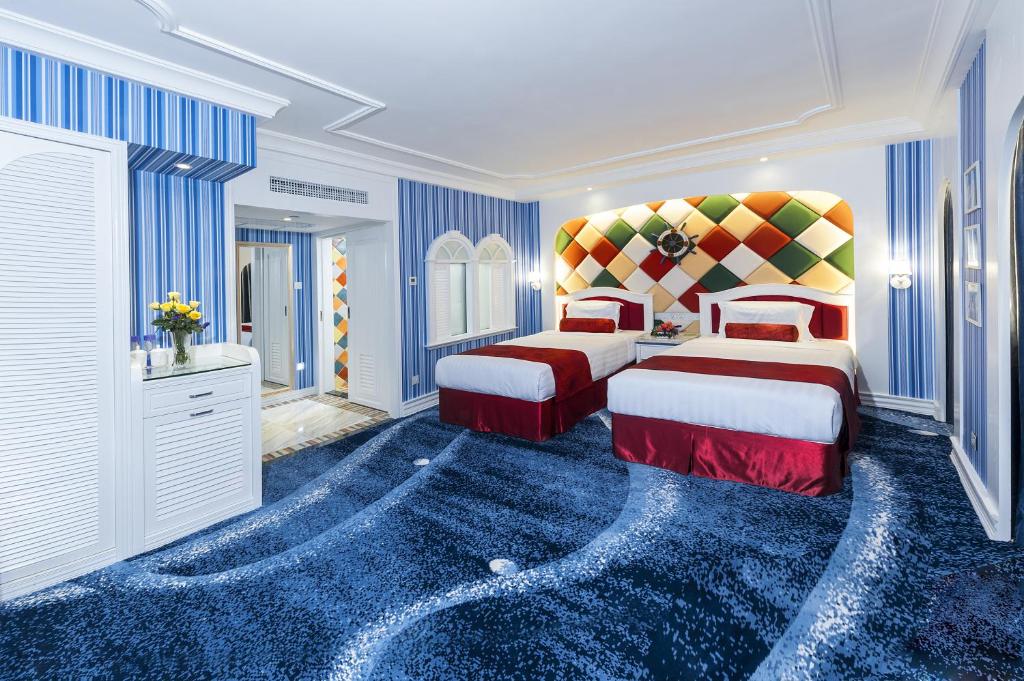 澳门富豪酒店的一间卧室配有两张床,铺有蓝色地毯