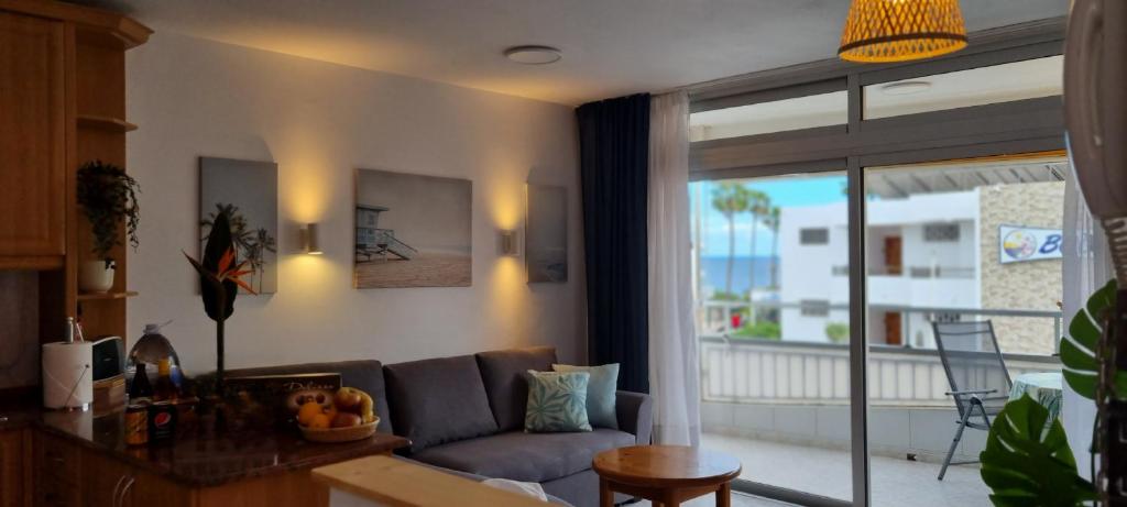 圣巴托洛梅Apartment with sea view close to dunes of playa del ingles的带沙发和大窗户的客厅