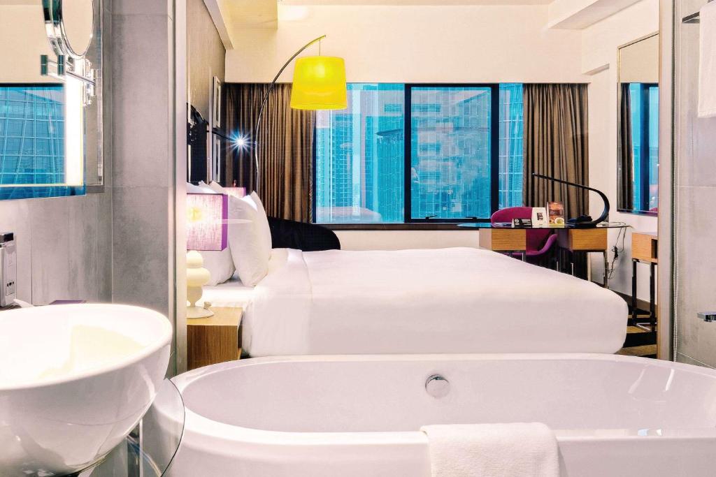吉隆坡吉隆坡孟沙温德姆至尊酒店的一间带两张床和浴缸的浴室
