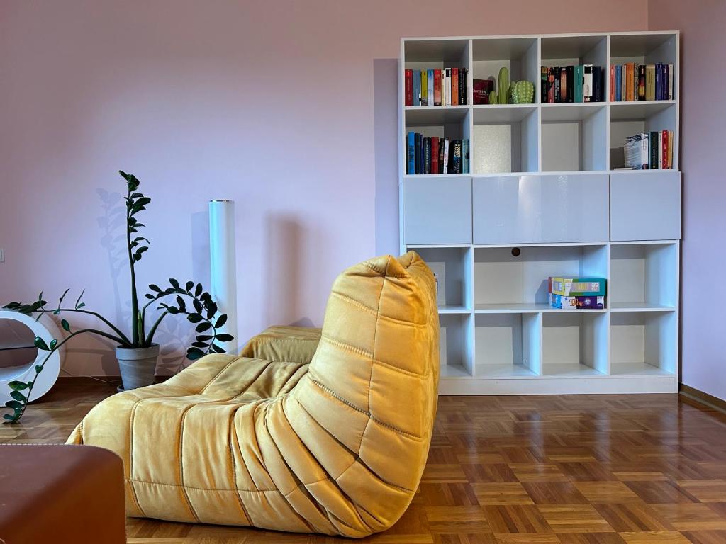 SchrozbergKraewelhof的带沙发和书架的客厅