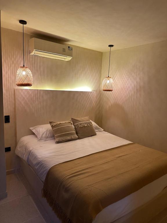 里奥阿查Casa Gali的一间卧室配有带2个枕头和2盏灯的床