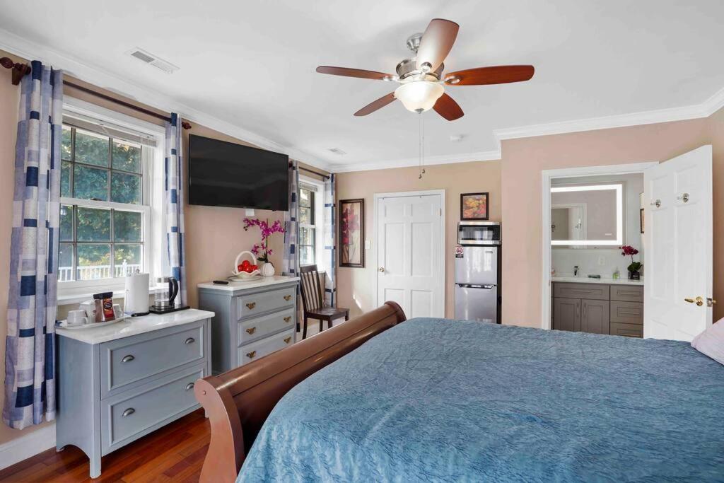华盛顿堡Harbor Riverside Property的一间卧室配有一张蓝色的床和吊扇