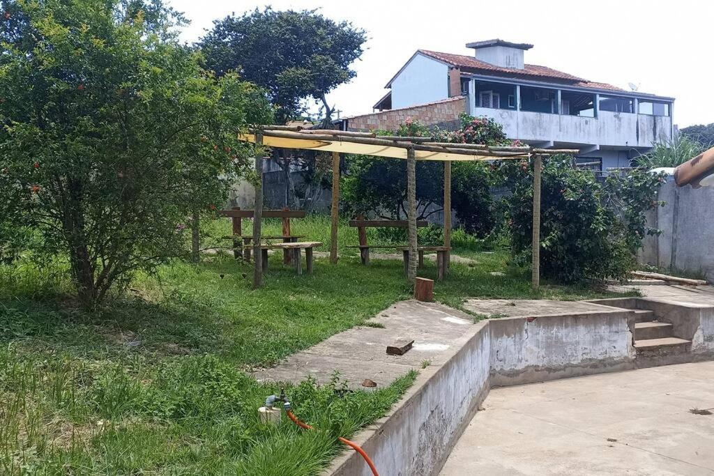 圣若昂-达巴拉Casa cânions Furnas的后院设有野餐桌和凉亭