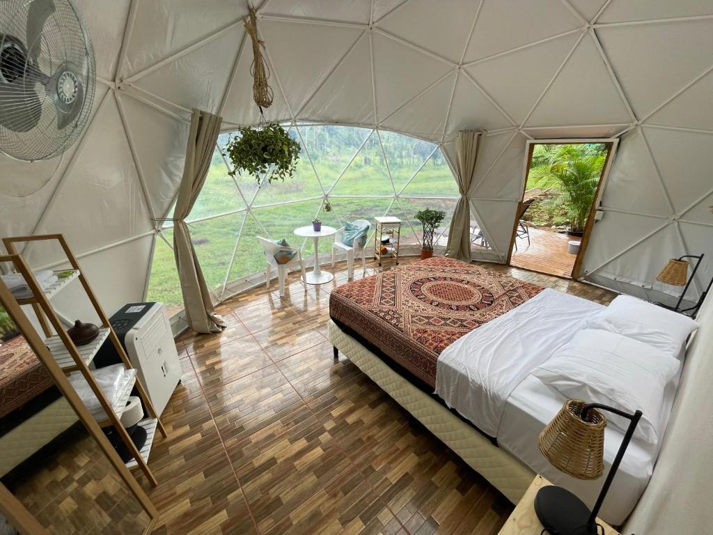 曼努埃尔安东尼奥La Comarca River Glamping Dome near Manuel Antonio的蒙古包内一间卧室,里面设有一张床