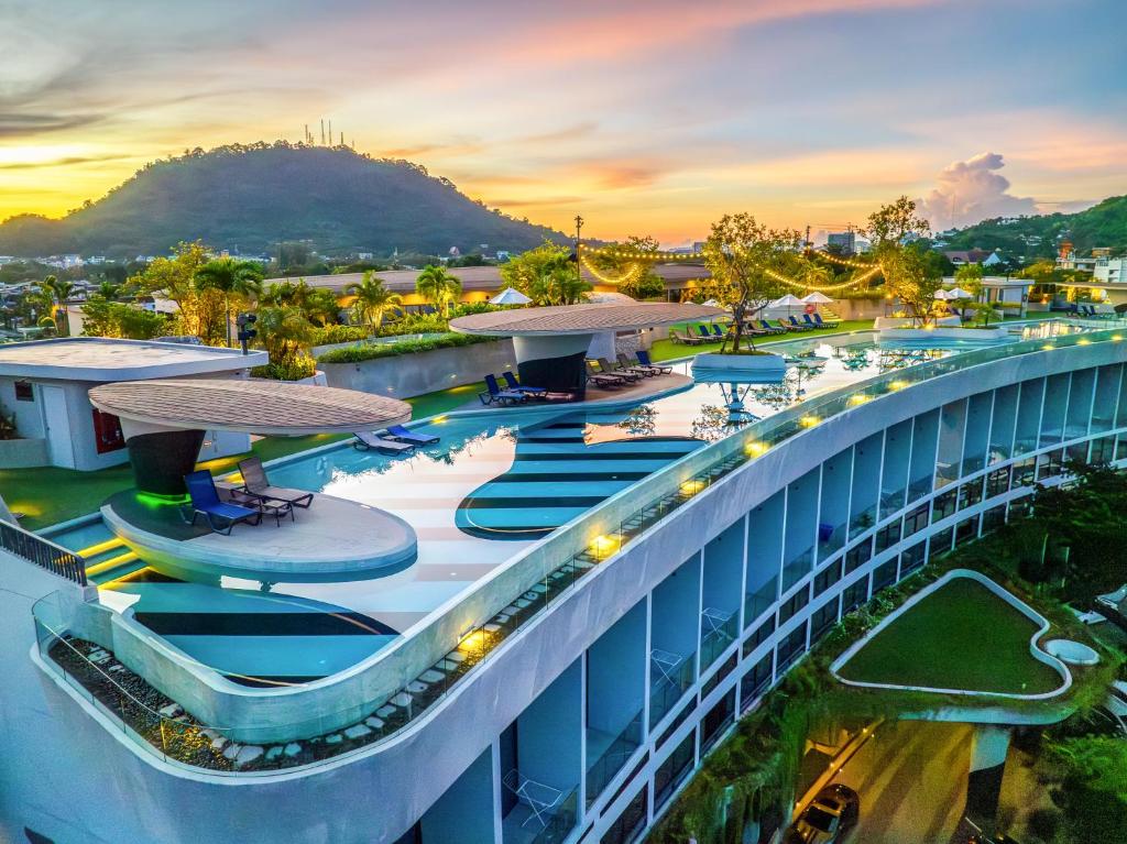 普吉镇HOMA Phuket Town的享有带游泳池的建筑的空中景致