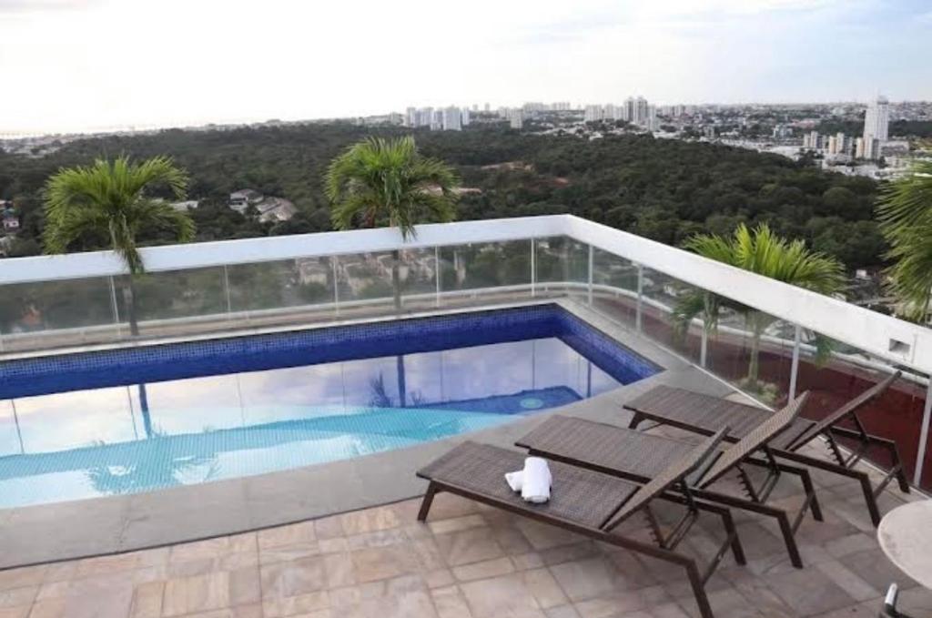 马瑙斯Flat Manaus Hotéis Millenniun的建筑物屋顶上的游泳池