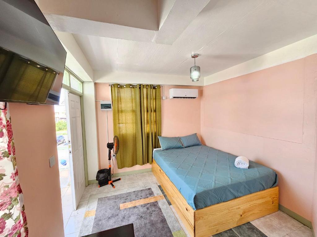 罗索C&M Suites的一间小卧室,配有床和窗户
