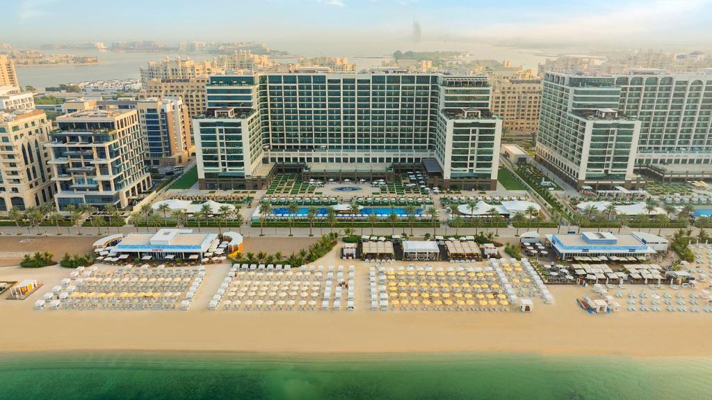 迪拜Marriott Resort Palm Jumeirah, Dubai的享有海滩和建筑的空中景色