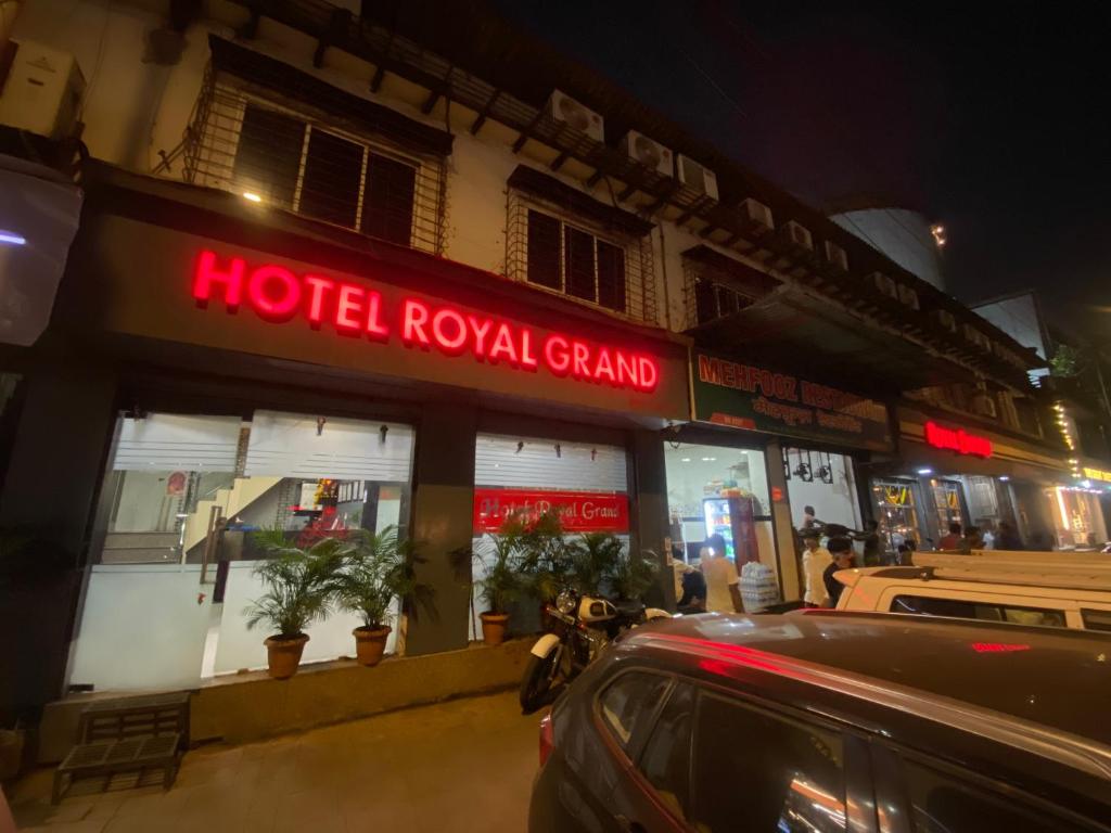 孟买Hotel Royal Grand - Near Mumbai International Airport的夜幕降临的皇室大酒店
