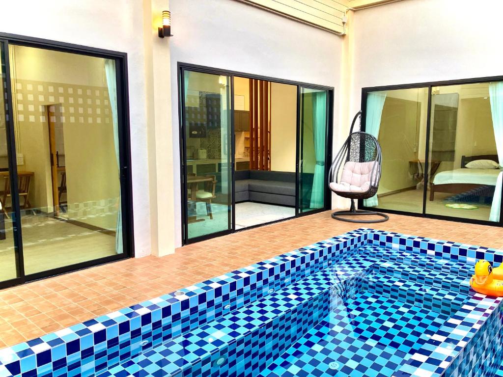 Ban Thalat Choeng ThaleCozy Private Pool Villa For Family的房屋中间的游泳池
