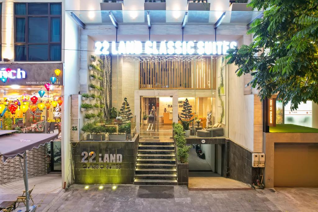 河内22Land Classic Suites的商店前有楼梯通往商店