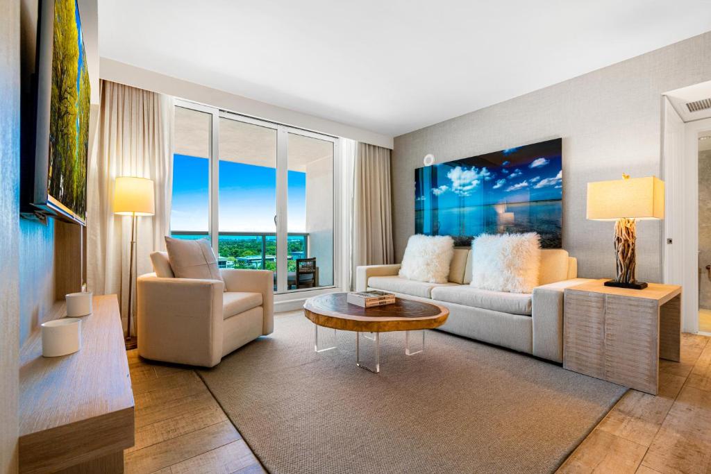 迈阿密海滩Luxurious Private Condo at 1 Hotel & Homes -1045的客厅配有沙发和桌子